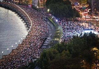 國慶假期過半，旅游、影視、消費一片紅火